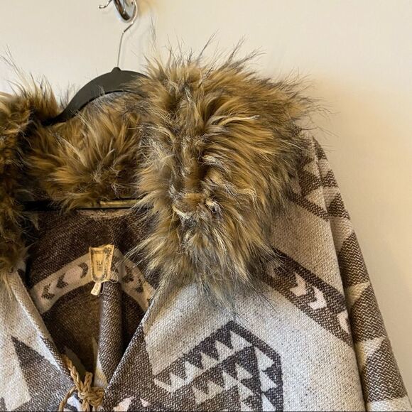 Black Swan-Aztec Faux Fur Collar Fall/Winter Poncho - Picture 7 of 13